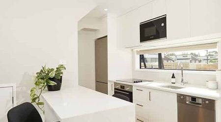 Modern One-Bedroom Townhouse in Prime Location - Photo 4