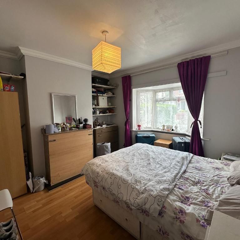 Carlisle Avenue, East Acton, London, W3 7NL - Photo 1