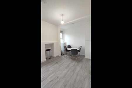 2 Bed Flat, High Road, N12 - Photo 4