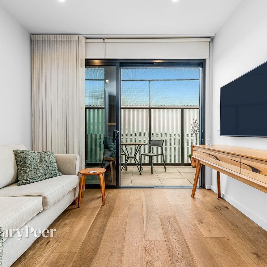 Modern comfort in the heart of Carnegie - Photo 1