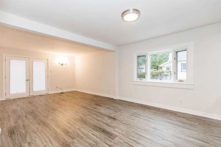 For Lease - 156 CLAPPERTON Street, Barrie, Ontario - Photo 3