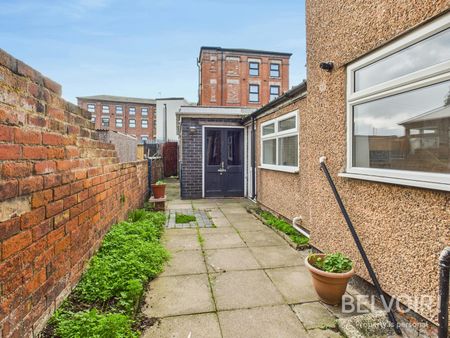 Terraced House to rent on - Photo 3