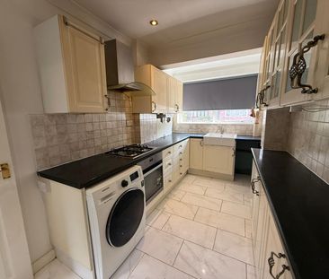 4 bed detached house to rent Tenby Close, Romford RM6 - Photo 3