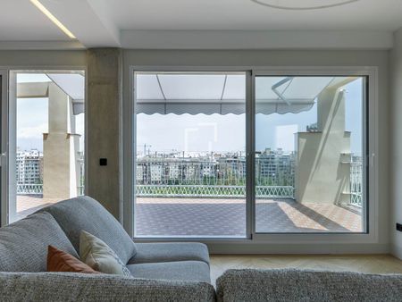 Excellent 3 Bedroom penthouse with 60m² terrace for rent in El Carmen, Valencia - Photo 2