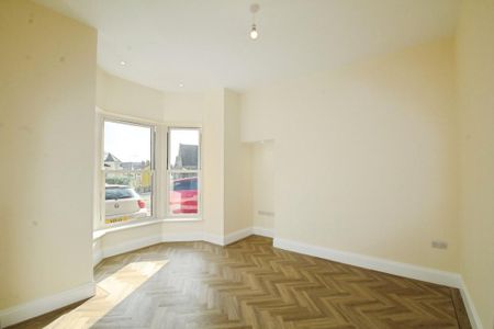 4 bedroom semi-detached house to rent - Photo 2