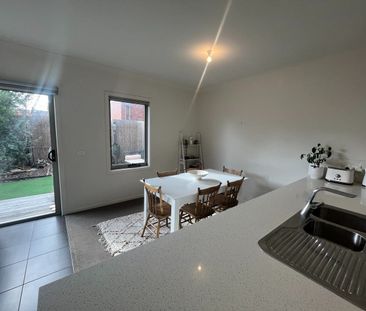 Modern 3-Bedroom Townhouse in Prime Location - Photo 1