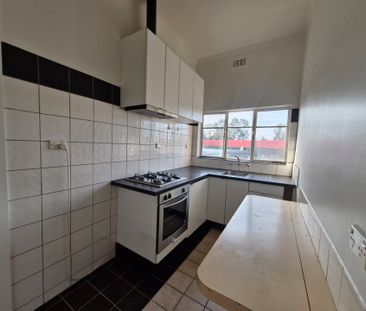 2 Bedroom Apartment in the Heart of Kew! - Photo 6