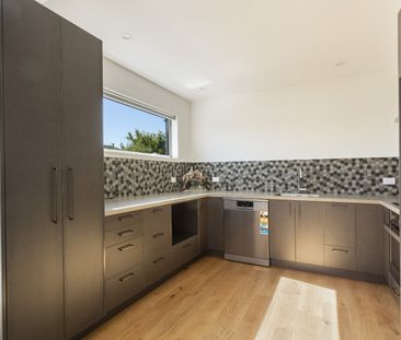 Quality Two-Bedroom Home in Sought-After St Kilda - Photo 6
