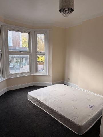 2 Bed Flat, Charlton Church Lane, SE7 - Photo 3