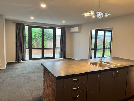 Spacious 3 Bedroom House - Photo 2