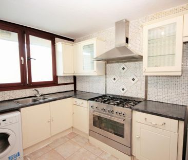 3 bedroom flat to rent - Photo 4