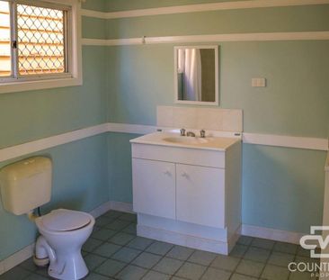 COMFORTABLE FAMILY HOME - Photo 5