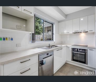 Modern Low-Maintenance Two-Bedroom Villa Just 400m From The Waterfront - Photo 5