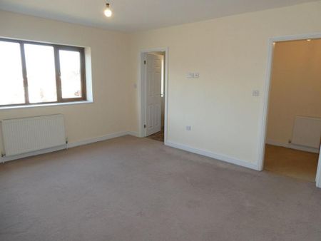 4 bedroom detached house to rent - Photo 3