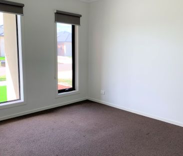 Family Home in the heart of Truganina! - Photo 1