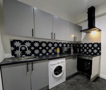 1 bedroom in a house share to rent - Photo 2