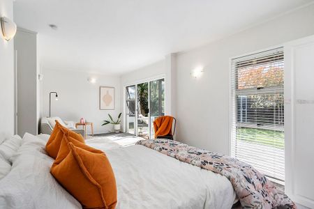 SECLUDED & SUNNY FAMILY HOME - Photo 2