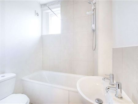 A studio benefitting from its own kitchenette and shared shower room facilities. Heating of water, mains water included in the rent. - Photo 4