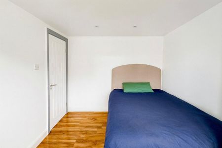 1 bedroom in a house share to rent - Photo 2