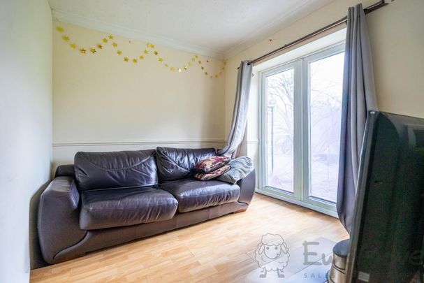 4 bedroom end of terrace house to rent - Photo 1