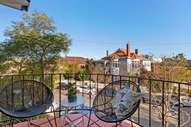 Capture the charm, embrace the space, live the location - Photo 1