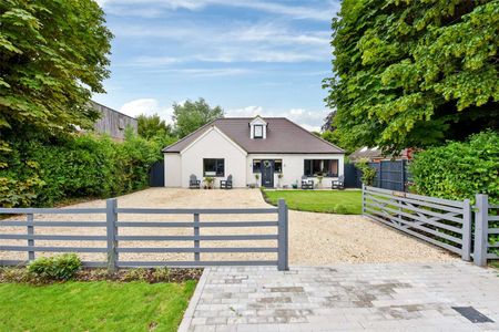 A beautifully updated four bedroom detached home, located on the Abbotsbrook Estate. - Photo 2