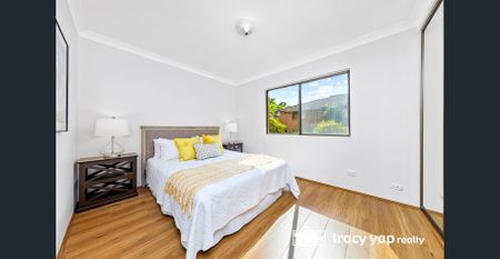 Spacious 2 Bedroom Villa with Private Courtyard in a Premier Location! - Photo 3