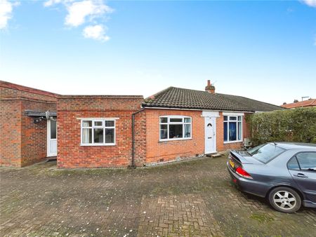 Vegal Crescent, Englefield Green, Egham, Surrey, TW20 0QA - Photo 2