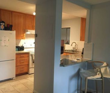 Unfurnished 2lvl 2bdrm 1.5bath stacked townhome Ambleside - Photo 3