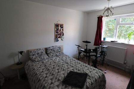 3 bedroom flat to rent - Photo 2
