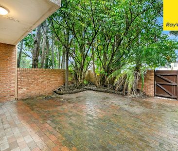 THREE BEDROOM TOWNHOUSE WITH DOUBLE LOCK-UP GARAGE - Photo 5