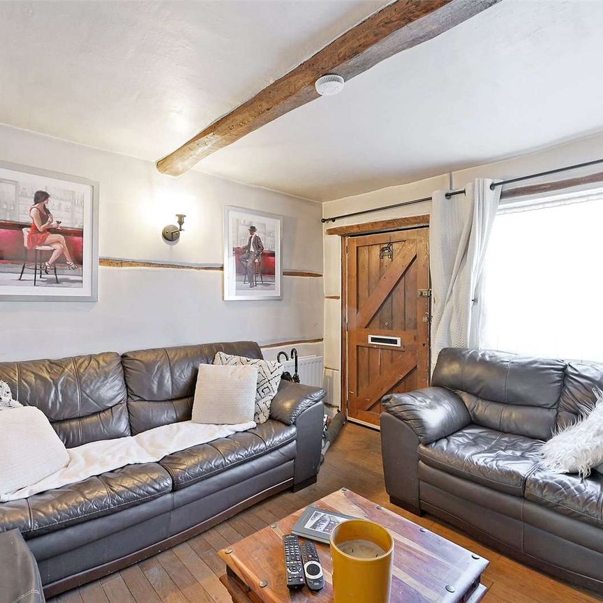 A charming one bedroom cottage in the heart of picturesque Chesham Old Town. - Photo 1