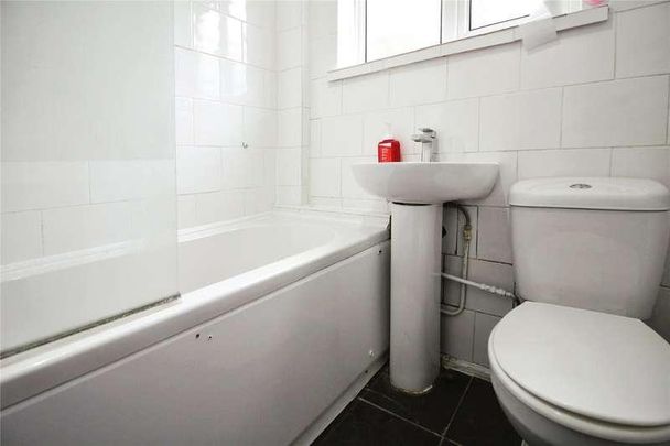 Crescent Road, Dagenham, RM10 - Photo 1