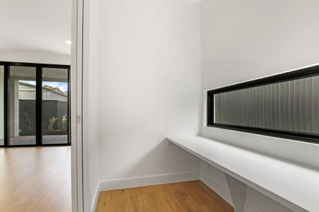 Elegant, Spacious Home in the Heart of Campbelltown! - Photo 2
