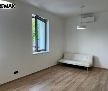 Pronájem bytu 1+kk a garsoniéry 34 m² - Fotografie 5