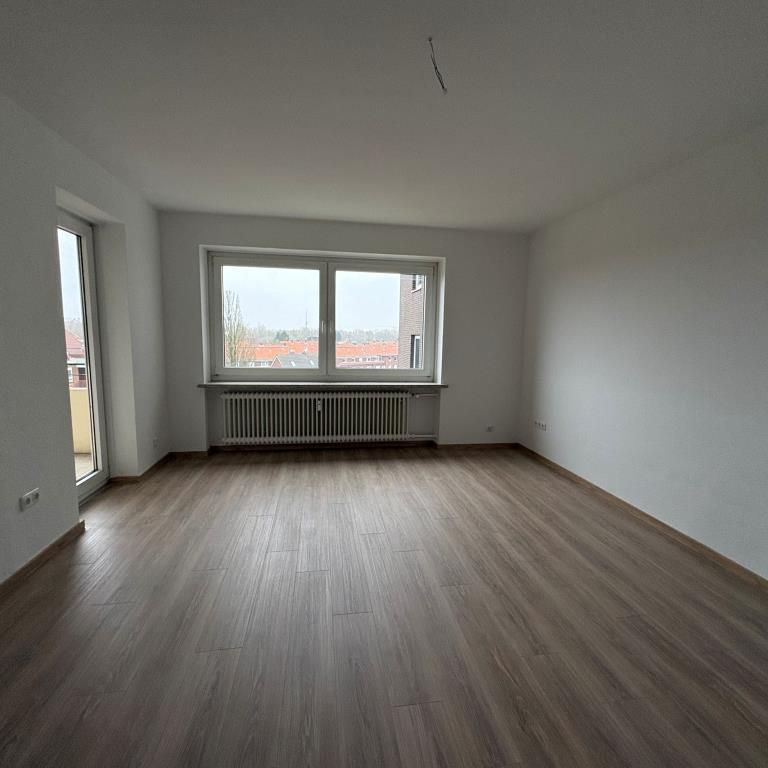 Modernisierte 4-ZKB-Balkonwohnung im Hochhaus in Heppens zu vermieten! - Photo 1
