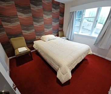 2-Bedroom Apartment in Kilbirnie - Photo 2