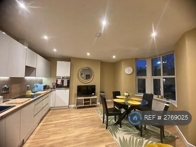 1 bedroom in a flat share to rent - Photo 2