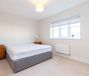 4 bedroom House in Maine Street, Reading - Photo 4