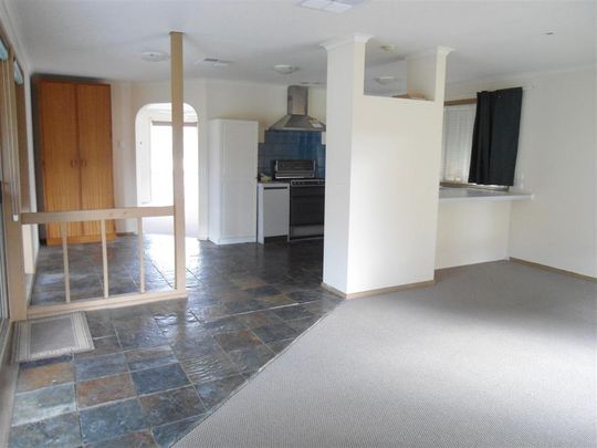 charming 3 bedroom home - Photo 1