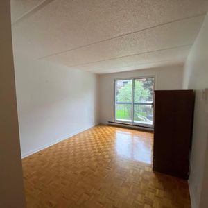 GRAND ET LUMINEUX 3.5 DISPONIBLE 1ER NOVEMBRE!! - Photo 2