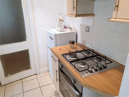 2 bedroom ground floor flat to rent - Photo 5