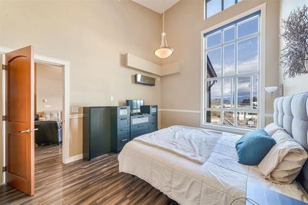 Spacious Top-Floor Unit with Solarium - Photo 4