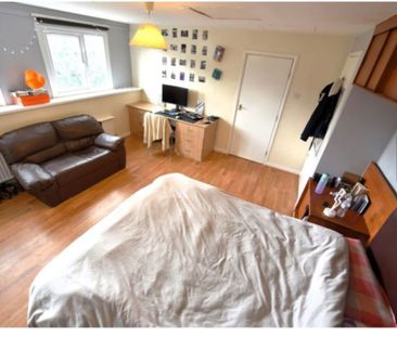 6 Bed - 3 Moor Park Drive, Headingley, Leeds - LS6 4BX - Student - Photo 5