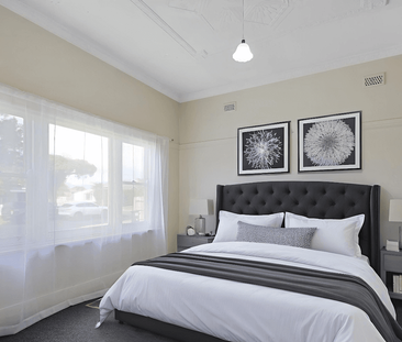 CHARMING 3 BEDROOM COTTAGE CLOSE TO TOWN!!! - Photo 6