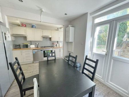 1 bedroom in a house share to rent - Photo 5