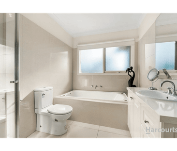 Spacious Double-Storey Family Living in Donvale - Photo 6