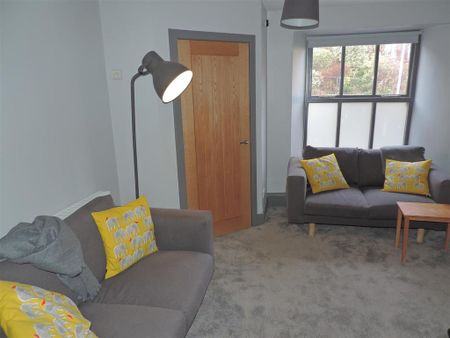1 bedroom in a house share to rent - Photo 2