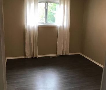 For Lease - 53 Cairnside Crescent, Toronto, Ontario - Photo 4