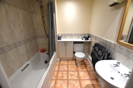 Wellington Road Eccles Manchester Greater Manchester - Photo 4